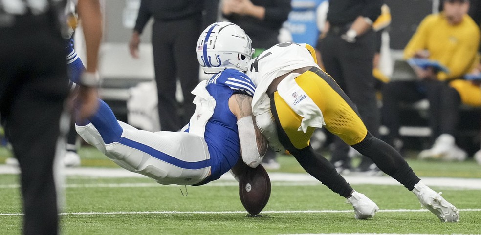 Michael Pittman Jr. é parado por Damontae Kazee (23), do Pittsburgh Steelers no jogo contra o Pittsburgh Steelers — Foto: Reuters