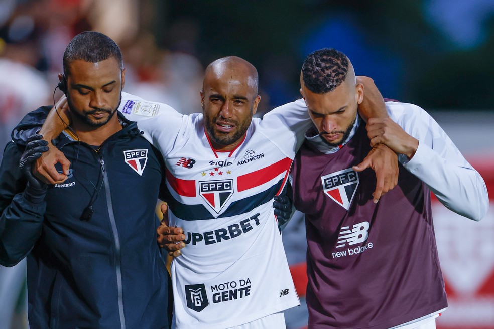 Lucas Moura sendo carregado após lesão
