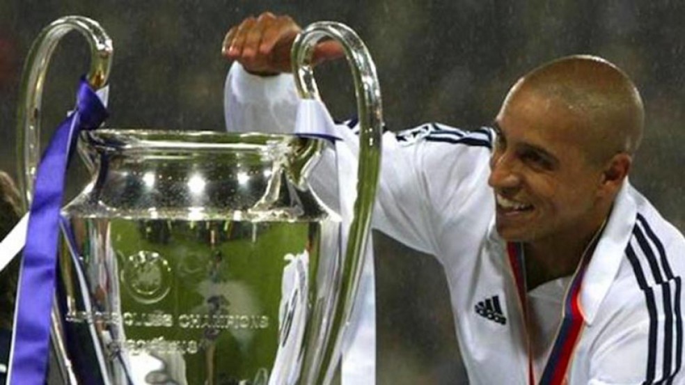 Roberto Carlos com o troféu da Liga dos Campeões pelo Real Madrid em 2002 — Foto: Reprodução