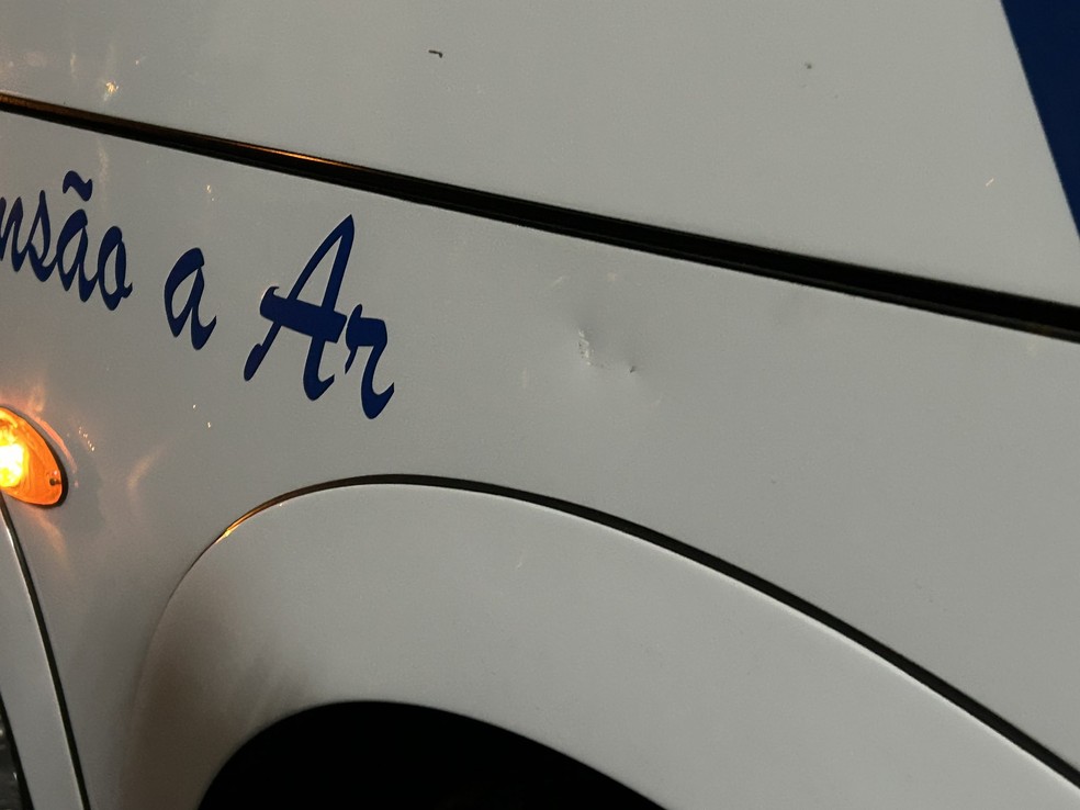 Ônibus do Corinthians amassado — Foto: Marcelo Braga