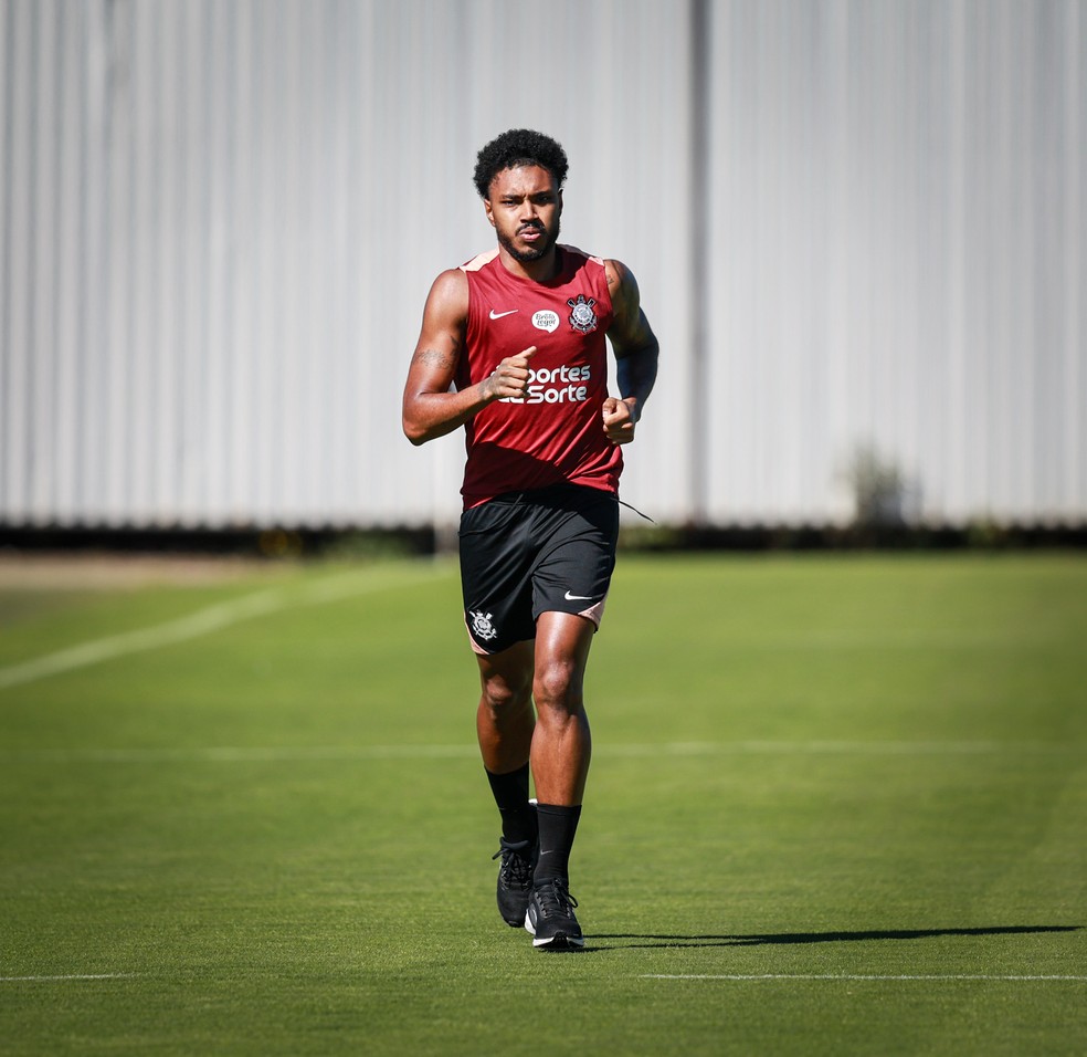 Novidades no CT! Hugo e Vitinho treinam no gramado e viram opções para Fernando Diniz.