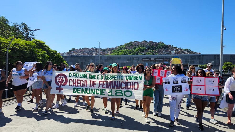 Torcedoras do Fluminense levantam a voz contra o feminicídio no Maracanã