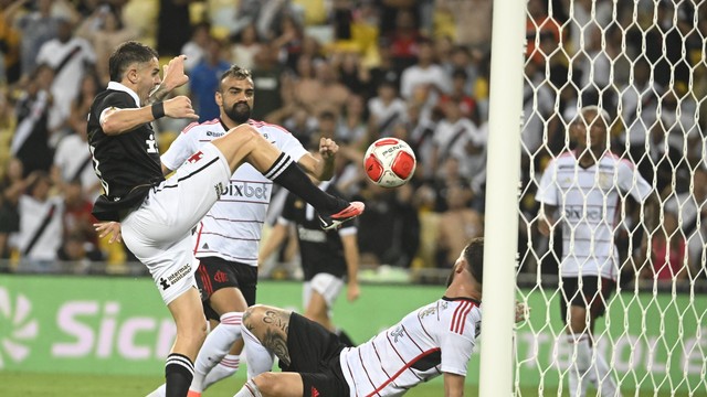Vegetti finaliza em grande chance de gol para o Vasco, no clássico contra o Flamengo