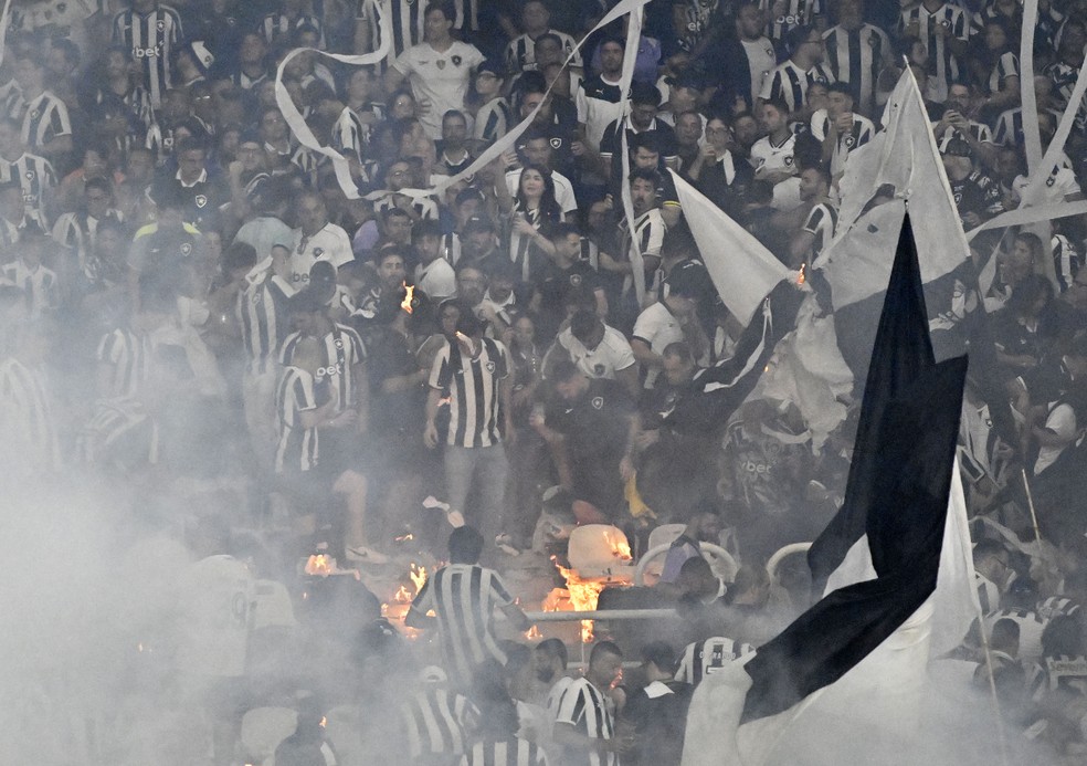 Festa da torcida do Botafogo em clássico com o Vasco tem princípio de incêndio no Nilton Santos