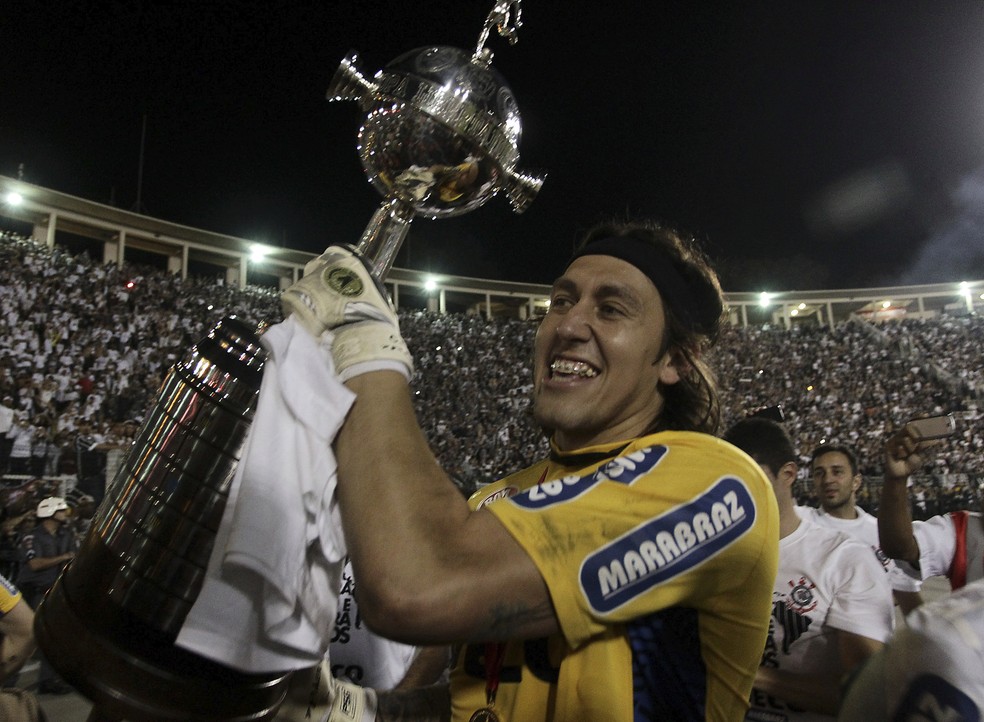 Cássio com a taça da Libertadores em 2012 — Foto: Photo by Buda Mendes/LatinContent via Getty Images