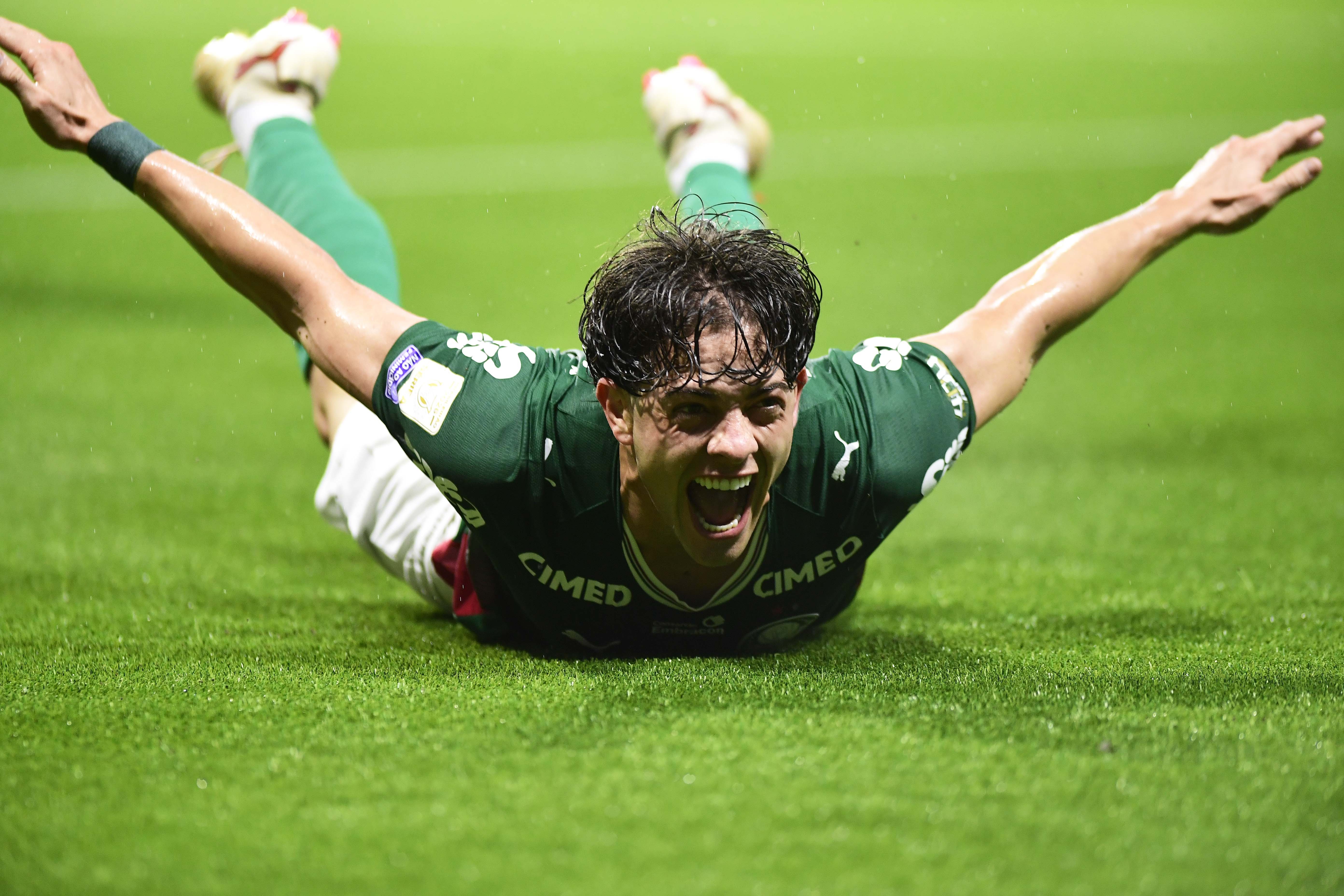 Giay e Gómez levam terceiro cartão amarelo e desfalcam Palmeiras contra Athletico-PR
