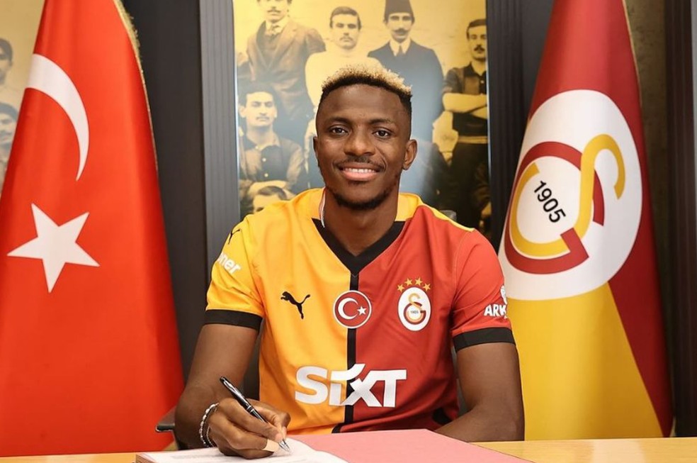 Galatasaray anuncia Osimhen, ex-Napoli, com "baile de máscaras"; veja