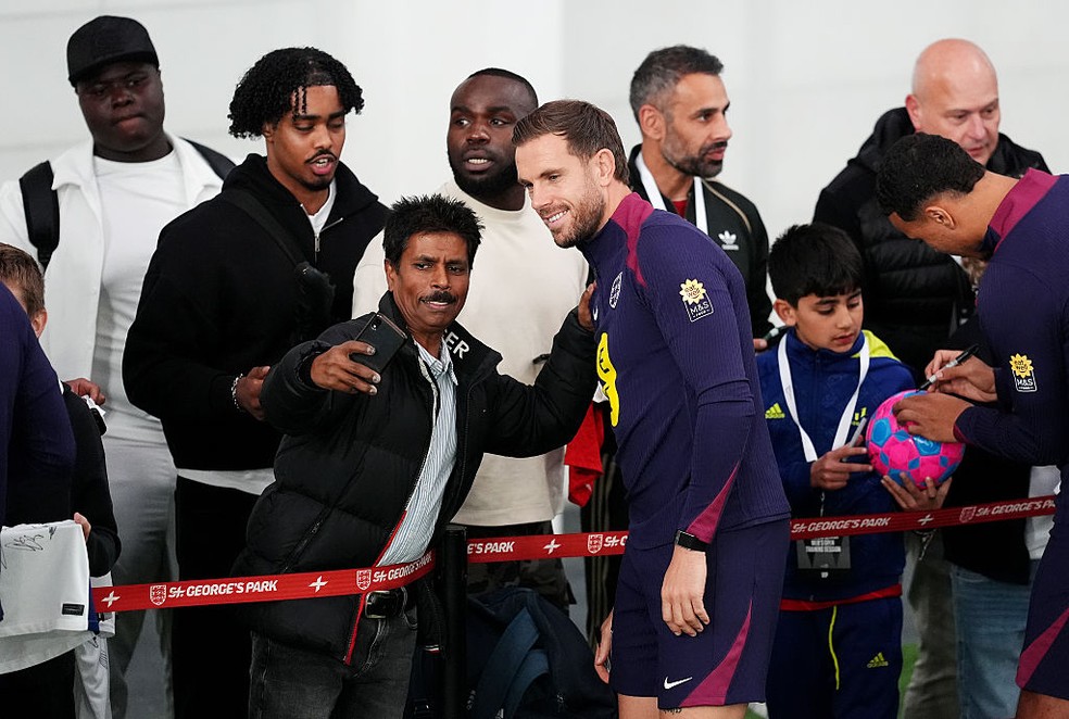 Henderson posa para fotos com torcedores &agrave;s v&eacute;speras do jogo contra o Pa&iacute;s de Gales &mdash; Foto: Getty Images