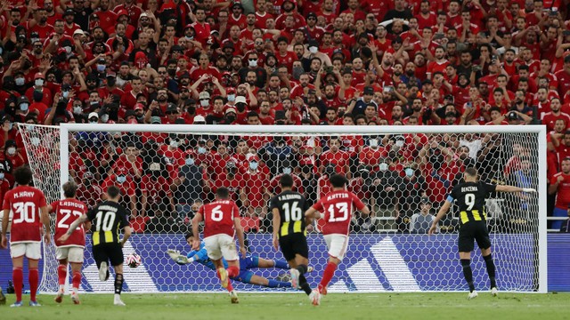 O goleiro El Shenawy defende o pênalti de Benzema (9) no primeiro tempo