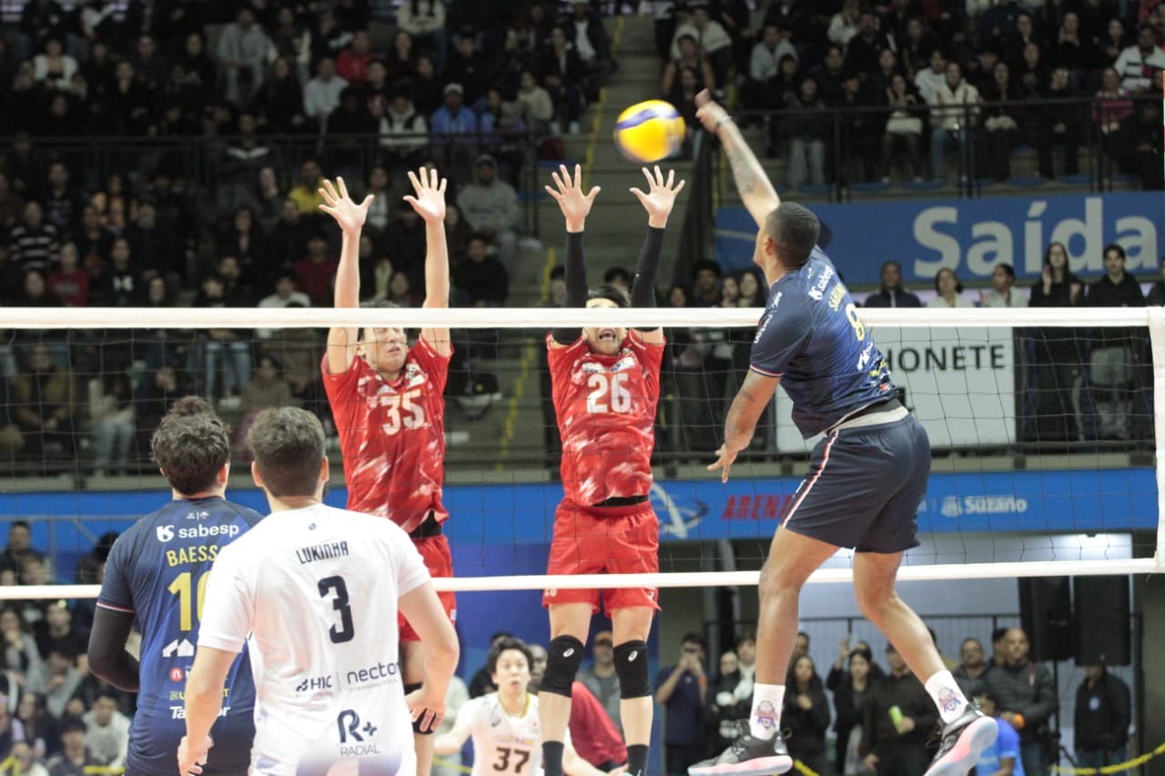 Jogadores do Suzano Vôlei e da seleção B do Japão em quadra durante amistoso na Arena Suzano