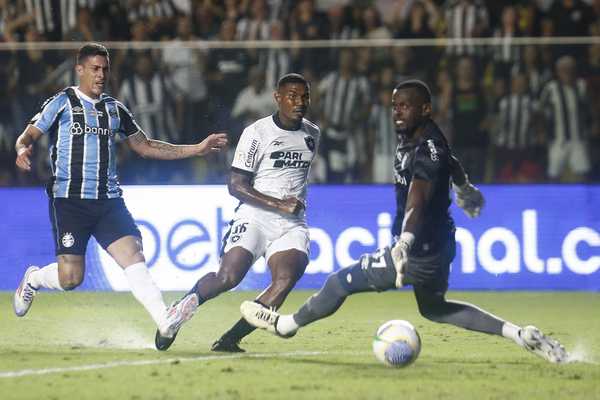 Falhas de Fábio e Geromel prejudicam Grêmio em revés para líder do campeonato