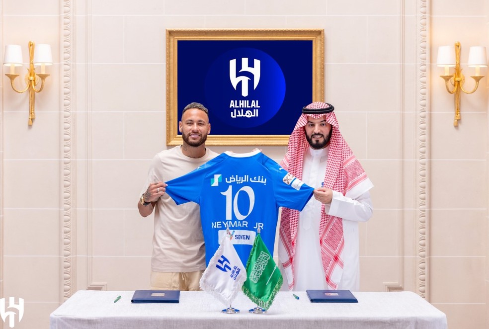 Neymar é anunciado pelo Al-Hilal e posa com a camisa do clube — Foto: Divulgação