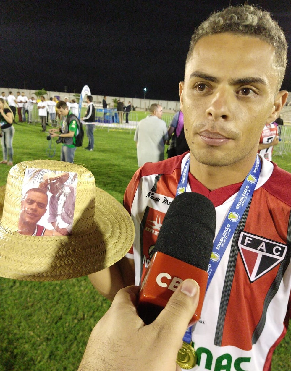 Esquerdinha sendo entrevistado logo após o título brasileiro pelo Ferroviário, contra o Treze — Foto: Silas Batista / ge