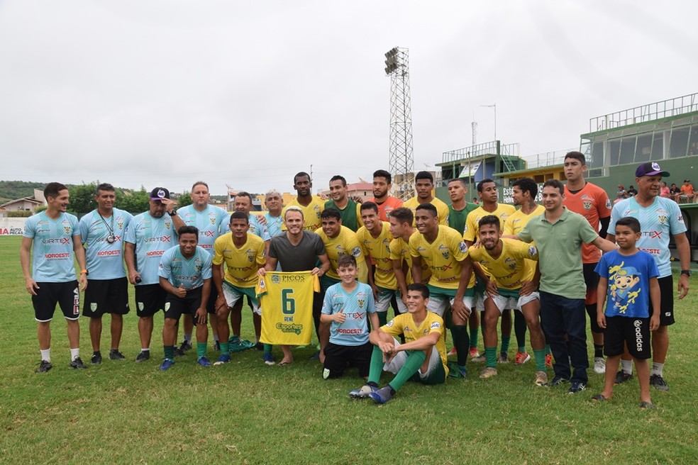 Renê com jogadores do Picos: atuação junto à base