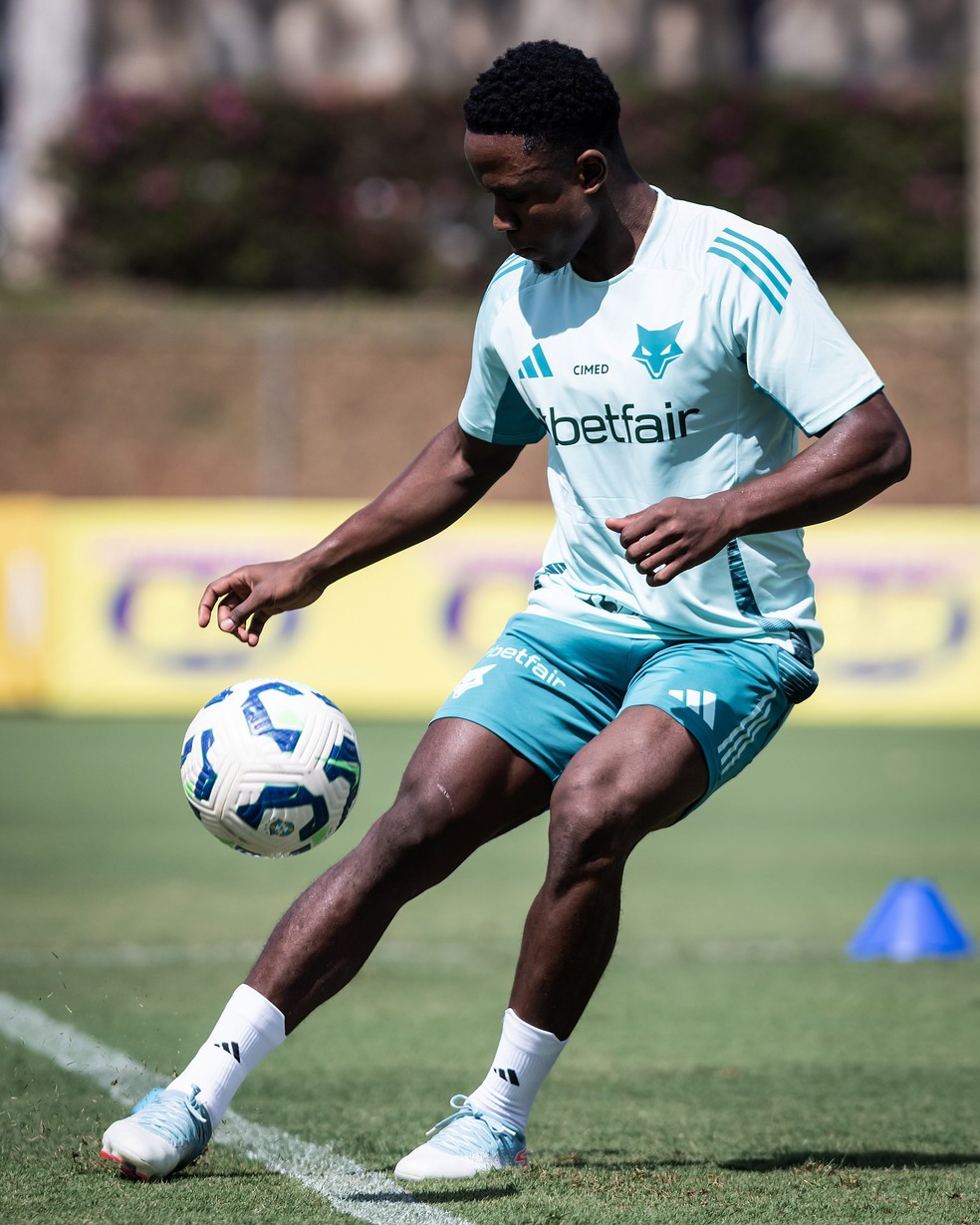 Sinisterra realizou o segundo treino com o elenco nesta segunda-feira — Foto: Gustavo Aleixo/Cruzeiro