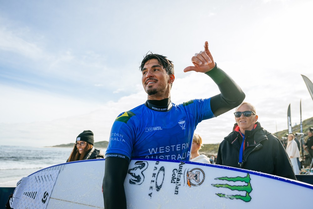 Gabriel Medina celebra volta ao topo do ranking mundial após quatro anos