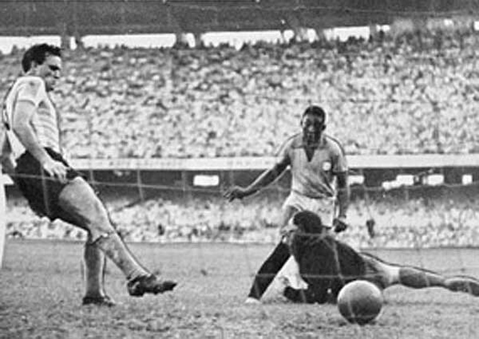 Pelé em seu primeiro jogo com a camisa da Seleção, em 1957 — Foto: Divulgação