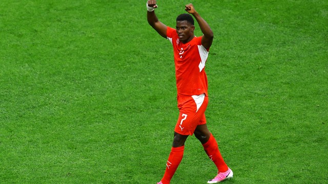 Embolo abre o placar para a Suíça contra a Argélia