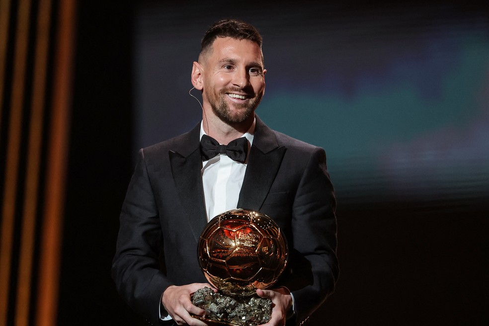 Lionel Messi com a Bola de Ouro 2023 — Foto: Franck Fife/AFP