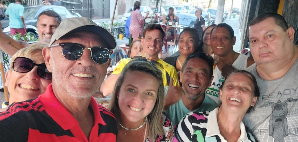 Ex-Flamengo, Fernando ao lado da namorada, Adriana Piva, e amigos — Foto: Arquivo Pessoal
