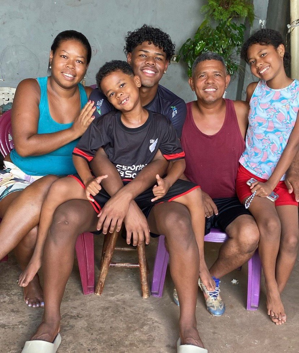 Famlia de Pedro em Campo Grande;  esquerda sua me Fabiana — Foto: Acervo Pessoal