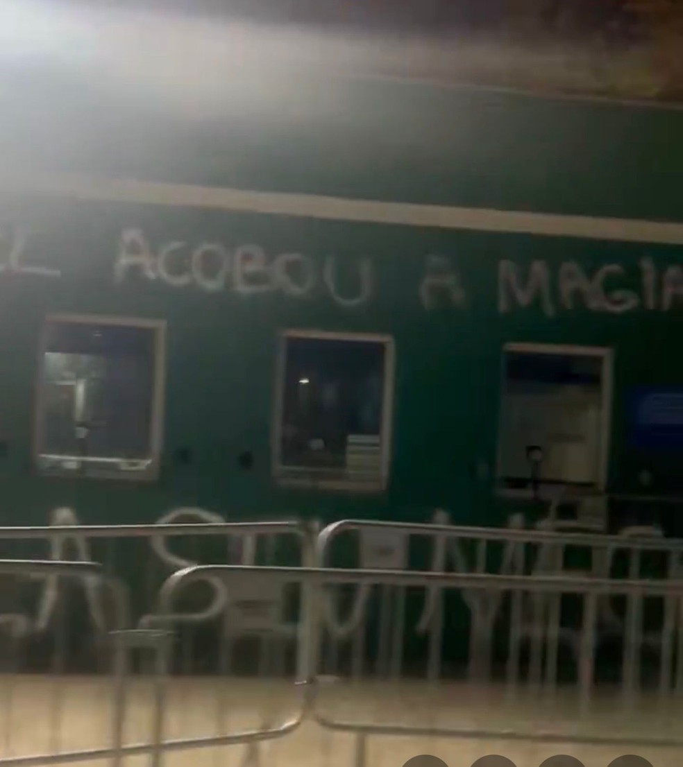 Muros da sede do Palmeiras são pichados após derrota para o Novorizontino — Foto: Reprodução