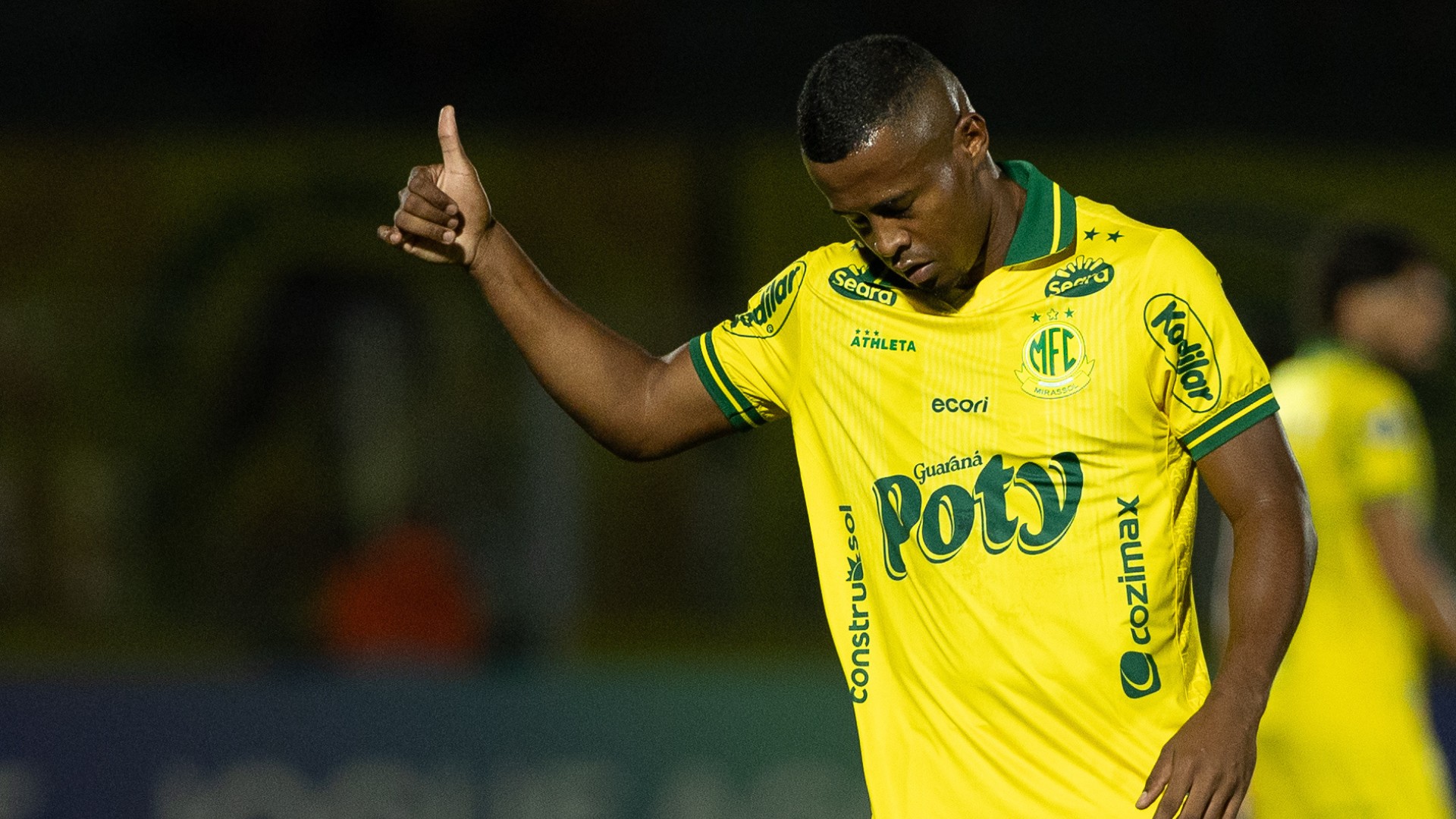 Carlos Eduardo sai do banco, muda jogo com assistência e valoriza vitória do Mirassol na Libertadores