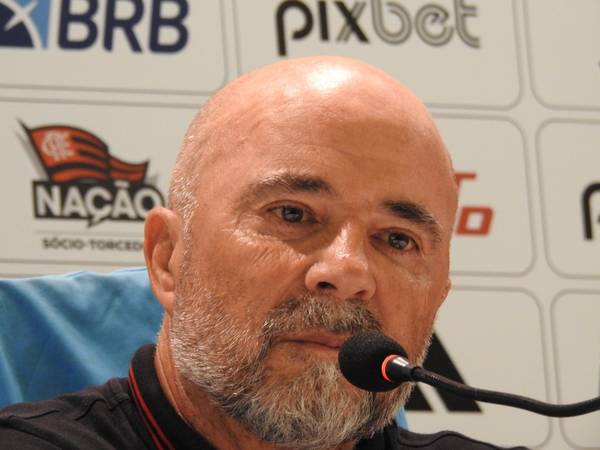 Análise: sem fúria, sem meio e sem ideias, irritadiço Sampaoli deixa Flamengo nas cordas