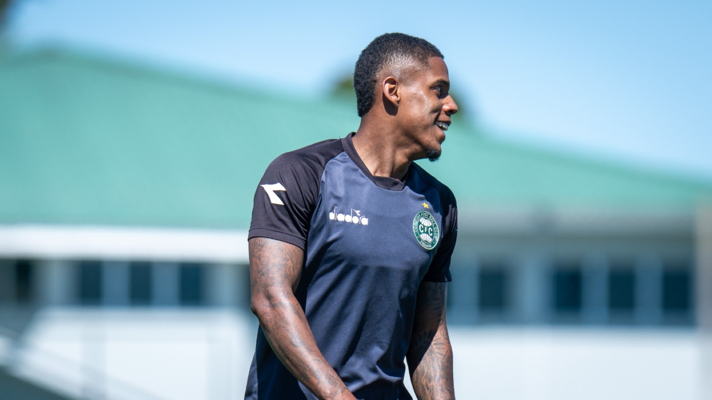 Rodrigo Gelado volta aos treinos com o elenco após grave lesão e passa a ser opção para o Coritiba
