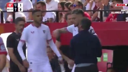 Jogador do Sevilla quase cai na briga com técnico ao ser substituído; veja