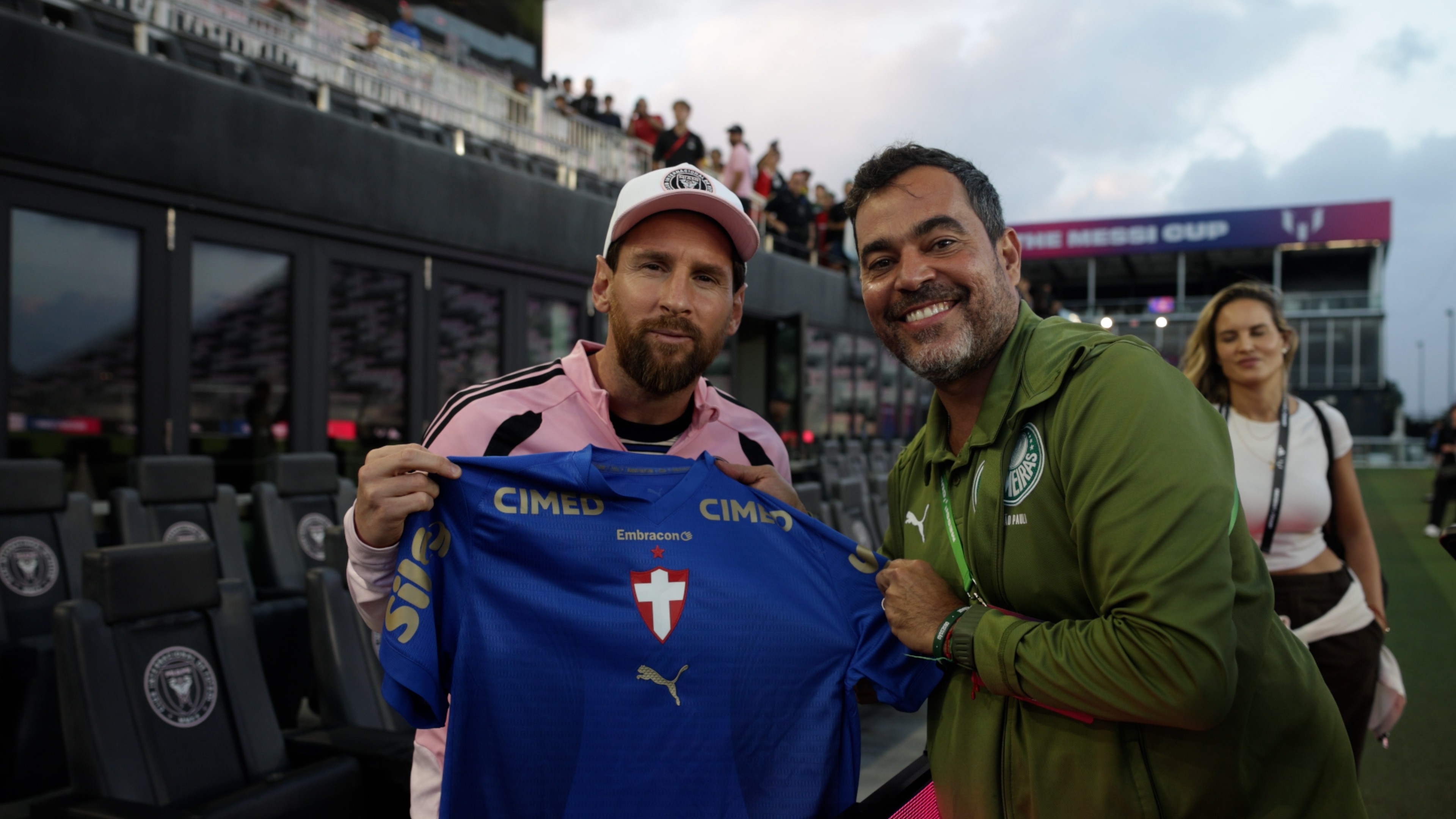 Messi ganha camisa do Palmeiras de diretor das categorias de base