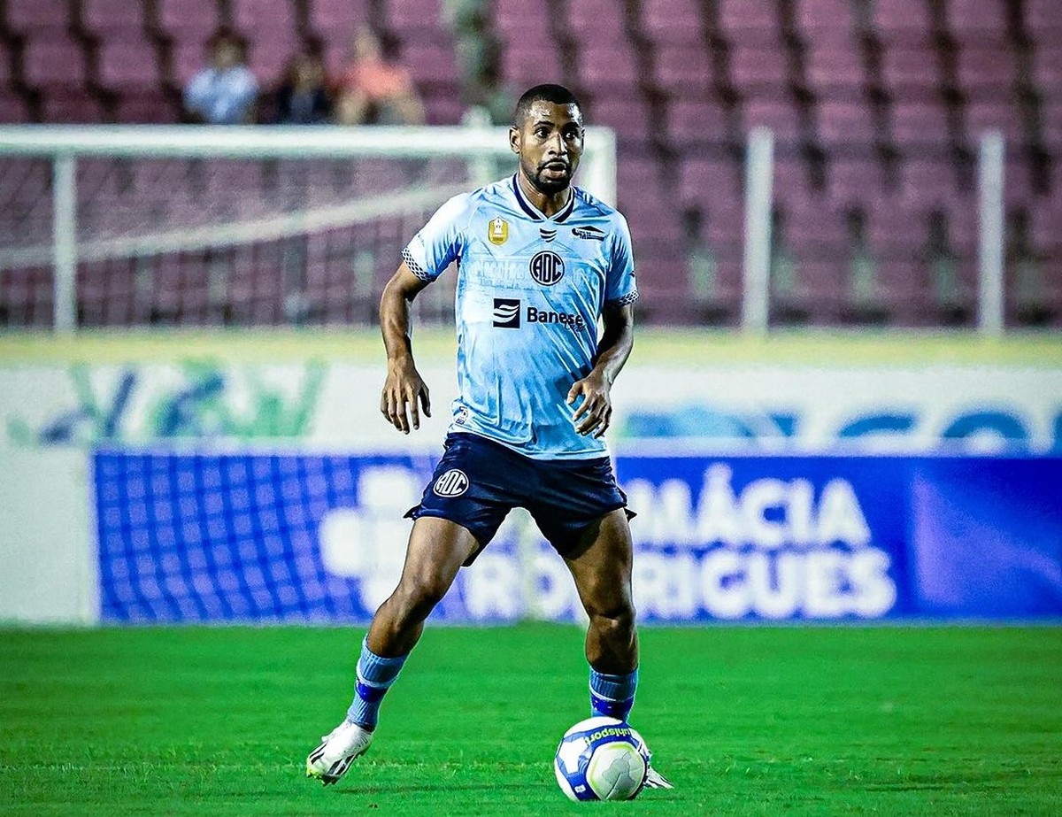 Zagueiro Adryan segue no Confiança em 2025 | confiança | ge