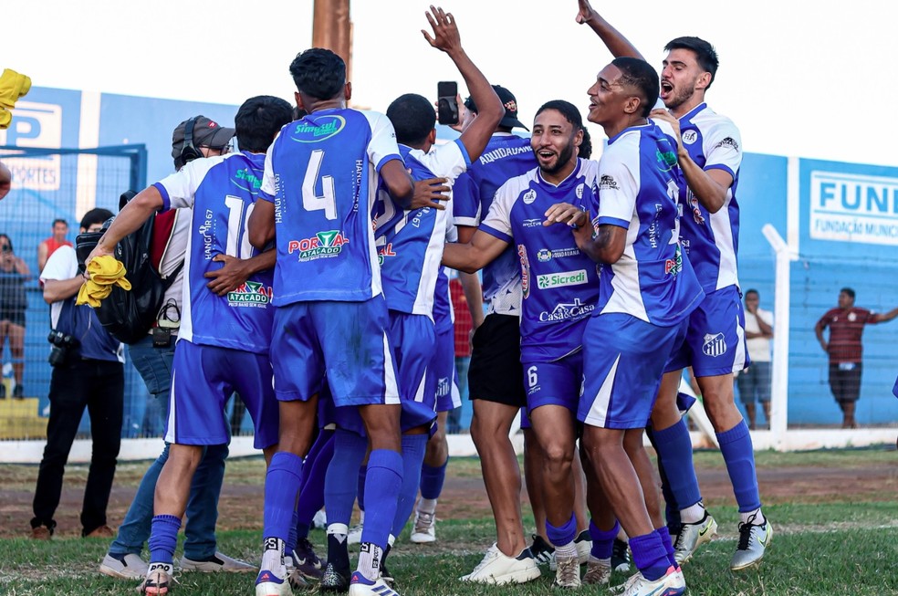 Jogadores do Aquidauanense comemorando acesso e título — Foto: Rodrigo Moreira/FFMS