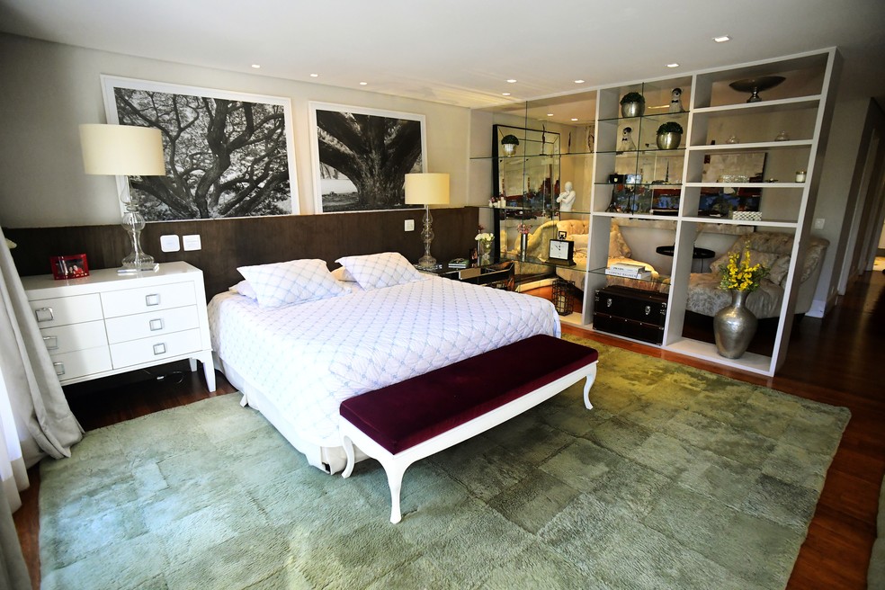 Suíte principal da mansão de Lucas Moura avaliada em R$ 15 milhões — Foto: Marcos Ribolli