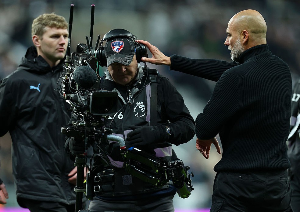 Pep Guardiola ataca cinegrafista de TV ao final do jogo entre Manchester City e Newcastle — Foto: Getty Images