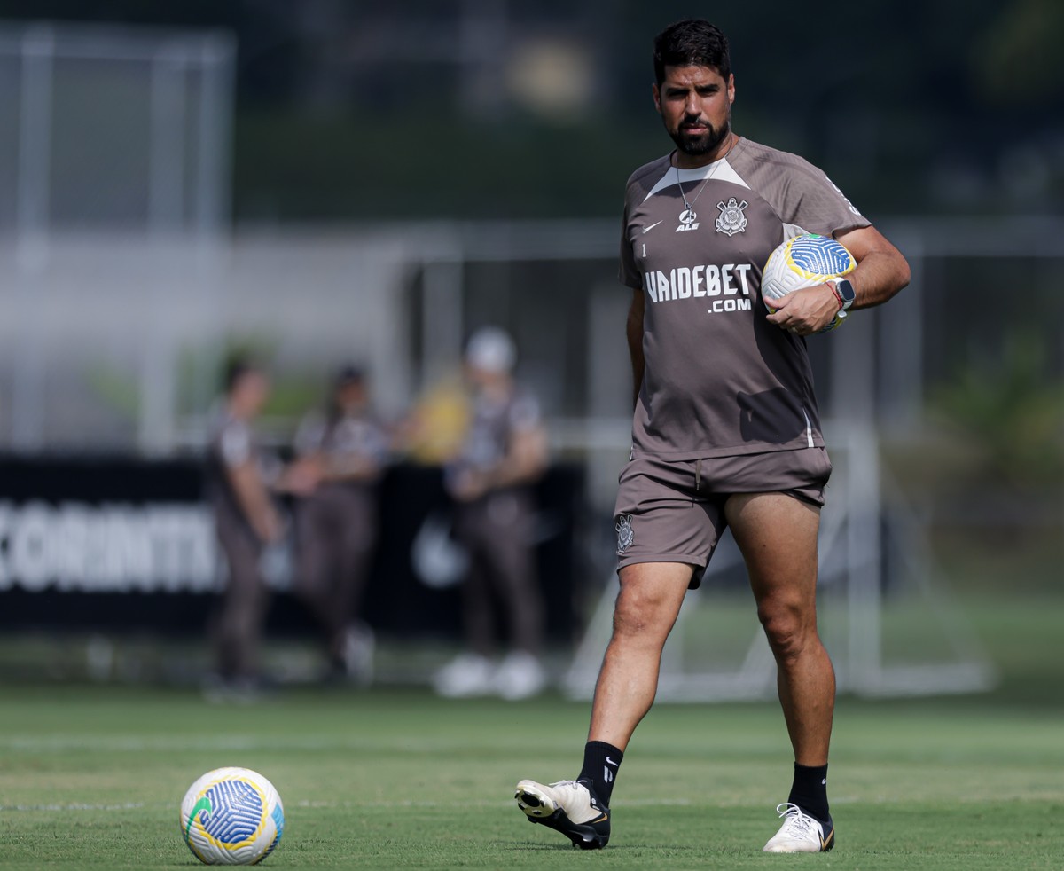 Preparação de António Oliveira para retomada do Brasileirão com o Corinthians.