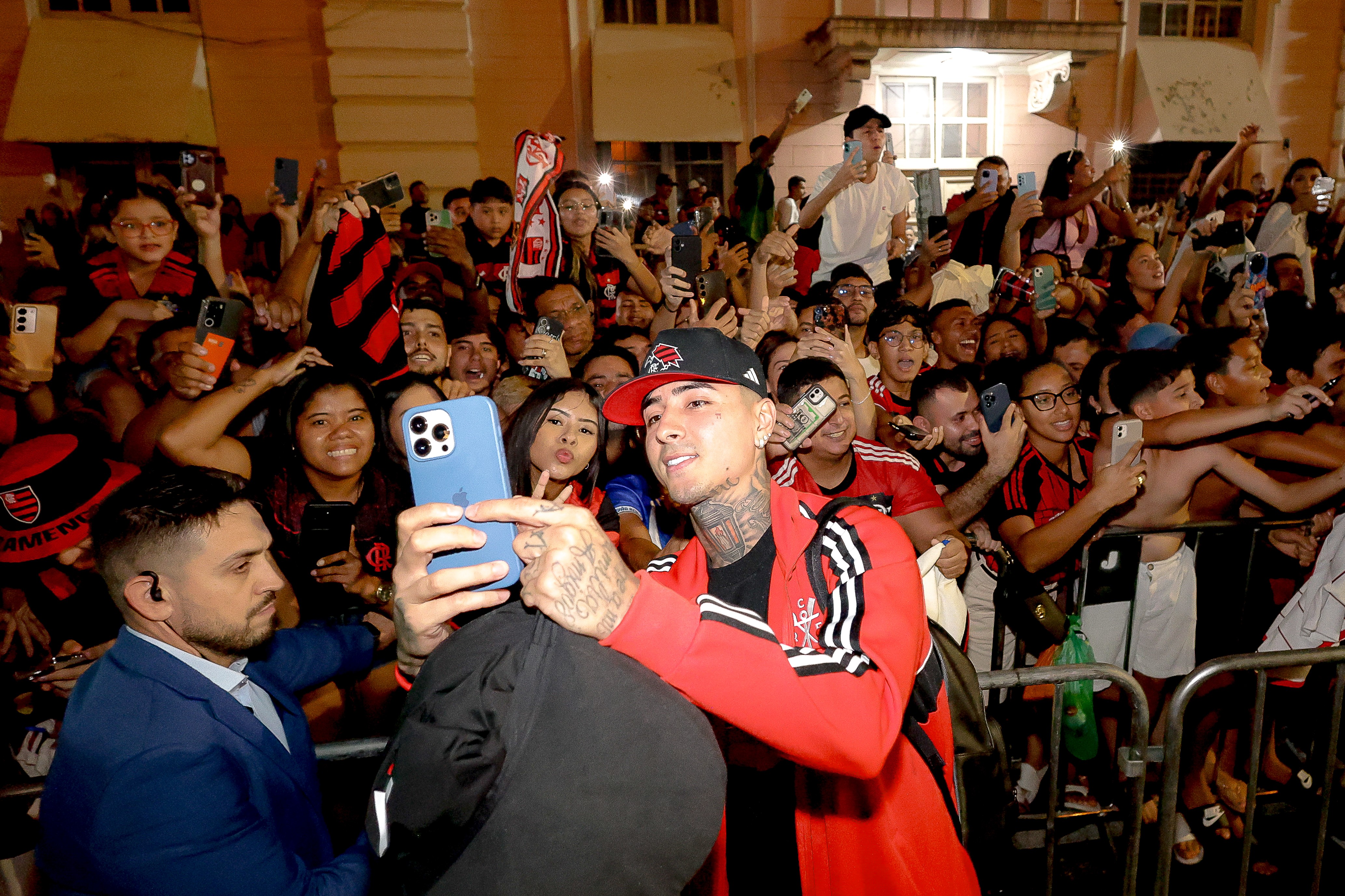 Jogadores do Flamengo interagindo com torcedores na chegada a Belém