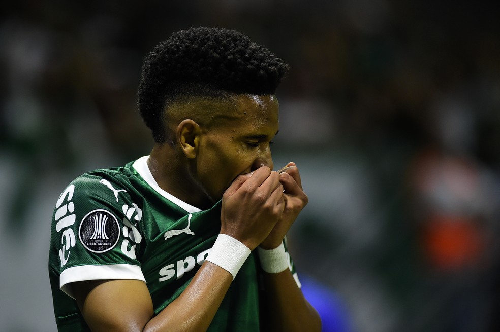 Estêvão beija escudo do Palmeiras ao marcar contra Sporting Cristal — Foto: Marcos Ribolli