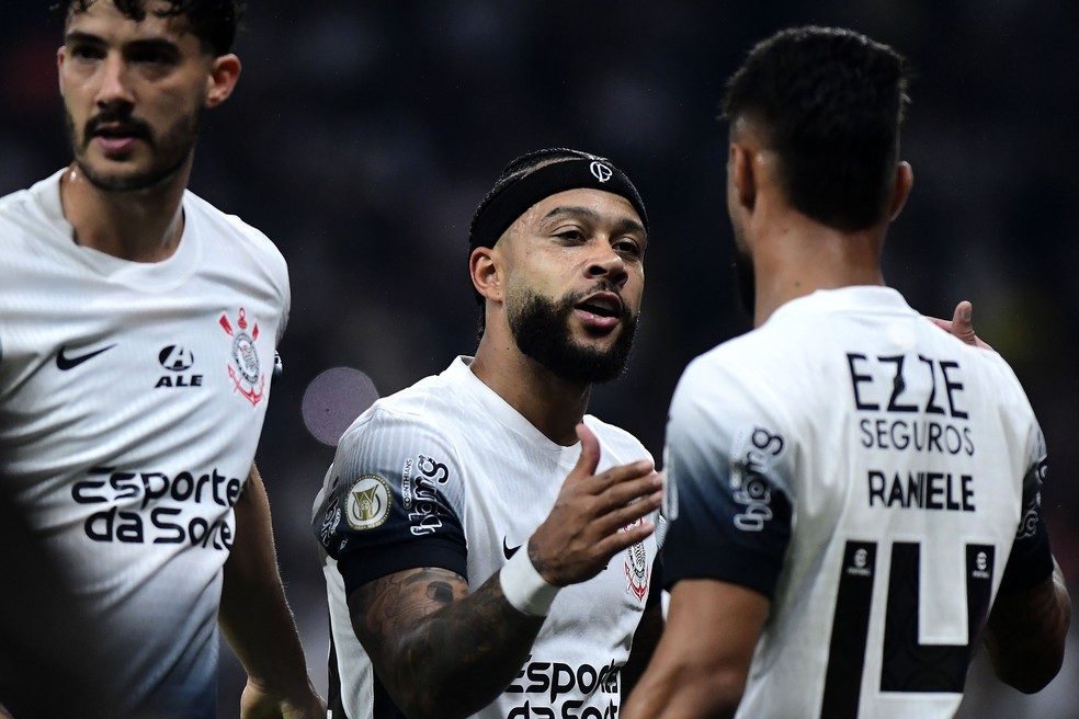 Memphis comemora o gol do Corinthians com Raniele — Foto: Marcos Ribolli