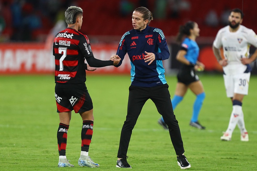 Filipe Luís cumprimenta Luiz Araújo após LDU x Flamengo — Foto: Gilvan de Souza / Flamengo