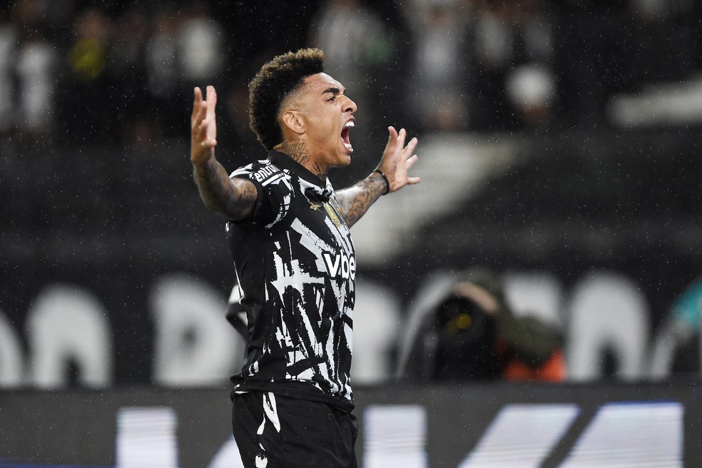 Igor Jesus comemora gol do Botafogo contra o Juventude — Foto: André Durão