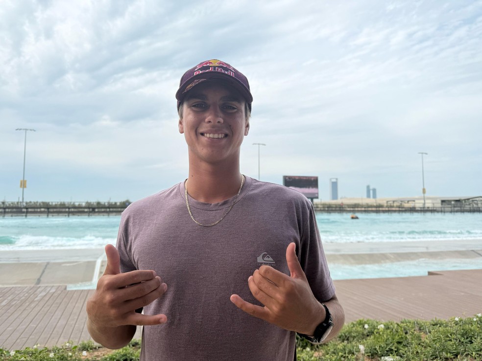 Kauli Vaast, convidado da segunda etapa da temporada da WSL, na piscina de Abu Dhabi — Foto: Winne Fernandes