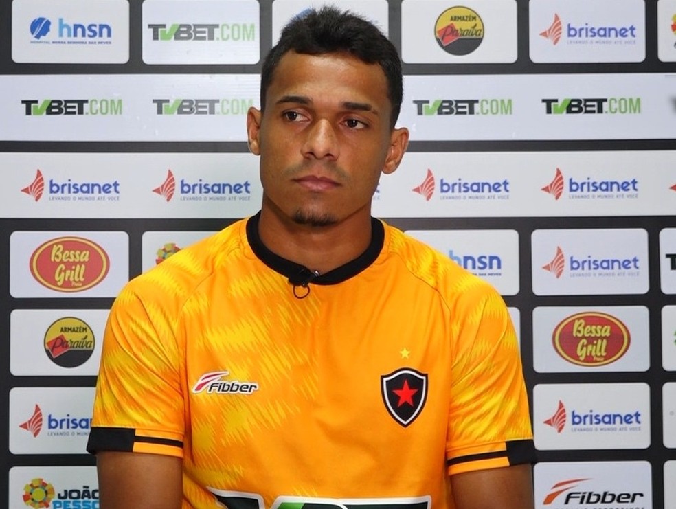 Mateus Anderson, quando estava no Botafogo-PB — Foto: Reprodução / TV Belo