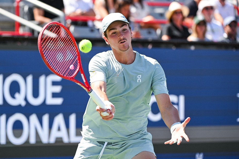 João Fonseca em ação contra Stefanos Tsitsipas, no Masters 1000 de Montreal — Foto: Reuters