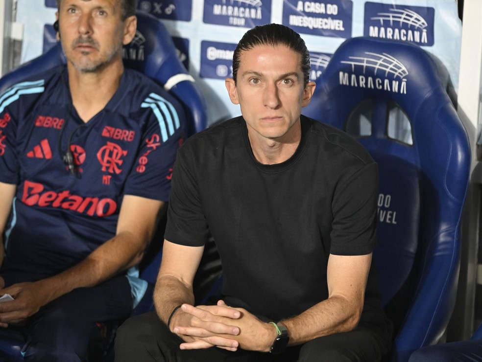 Filipe Luis e seu auxiliar no banco durante o jogo de Flamengo e Fluminense  Foto: Andr Duro