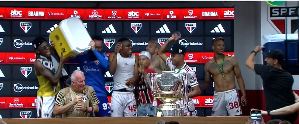 Jogadores do São Paulo dão banho em Dorival Júnior — Foto: Reprodução