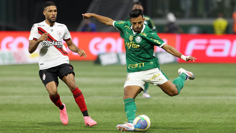 Gabriel Menino durante a partida entre Palmeiras e Atlético-GO — Foto: Cesar Greco