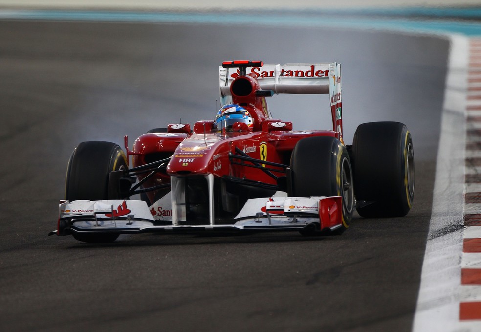 Fernando Alonso trava pneu dianteiro direito em Abu Dhabi, em 2011 — Foto: Getty Images
