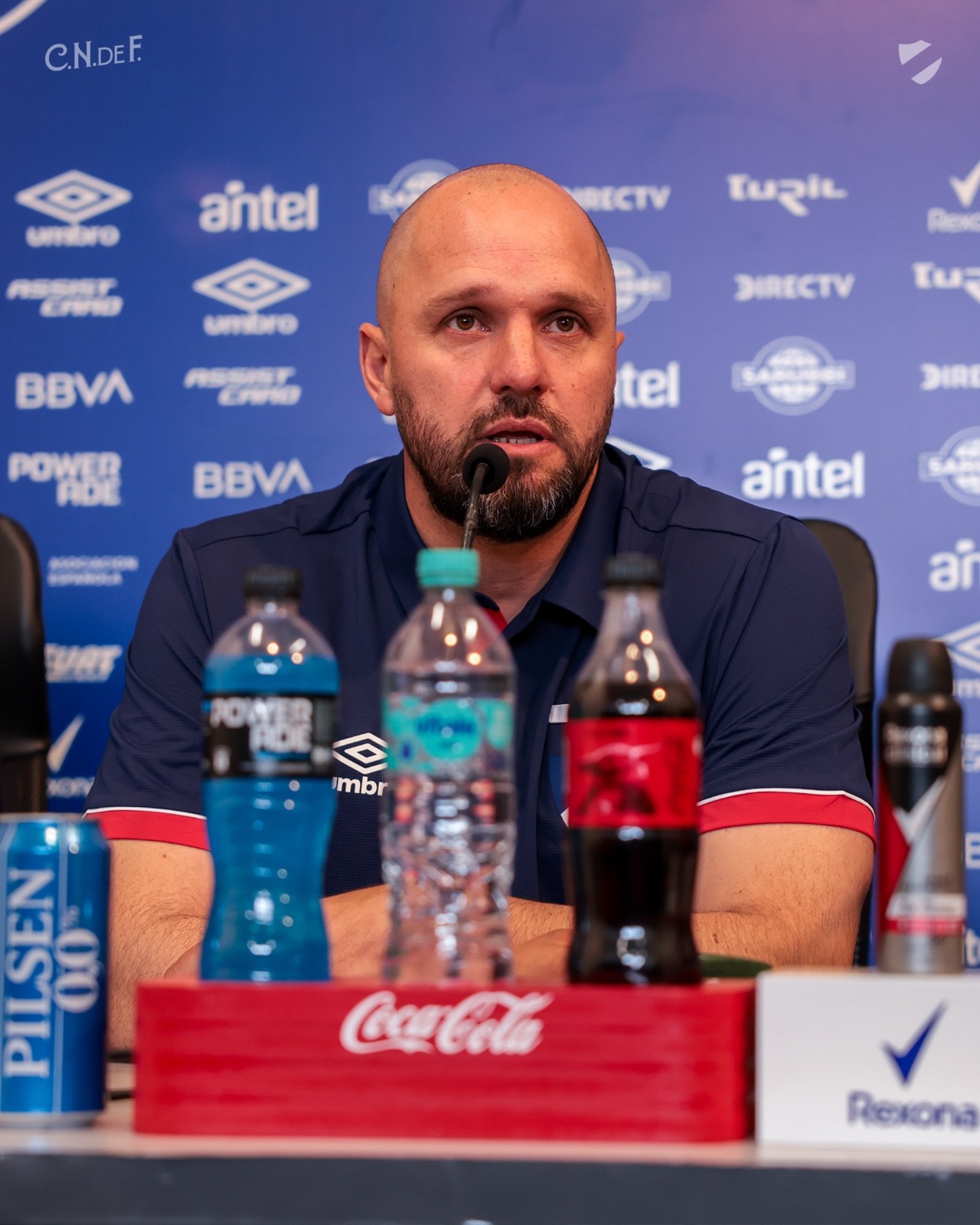 Nacional-URU apresenta brasileiro Jadson Viera como novo técnico