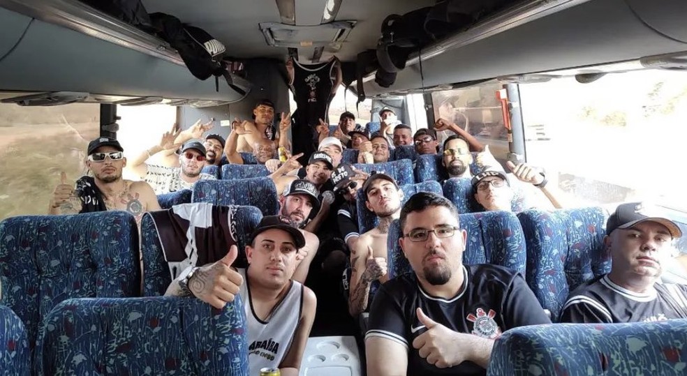 Ônibus com torcedores do Corinthians sofreu acidente após o jogo contra o Cruzeiro, no último domingo — Foto: Reprodução/Twitter